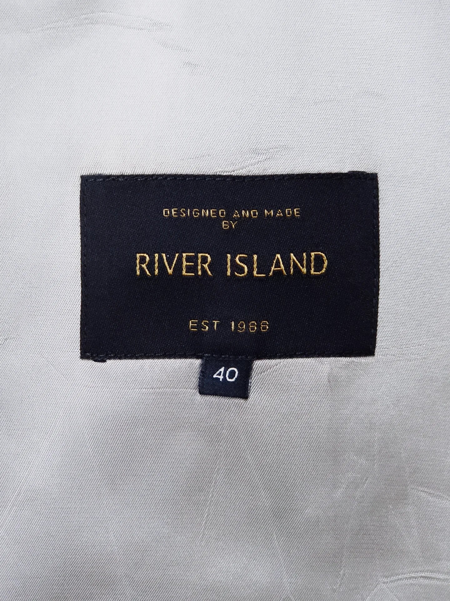 River Island - [M]
